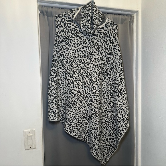 Ann Taylor Asymmetrical Handkerchief Hem Animal Print Turtleneck Fleece Poncho M - Picture 3 of 11
